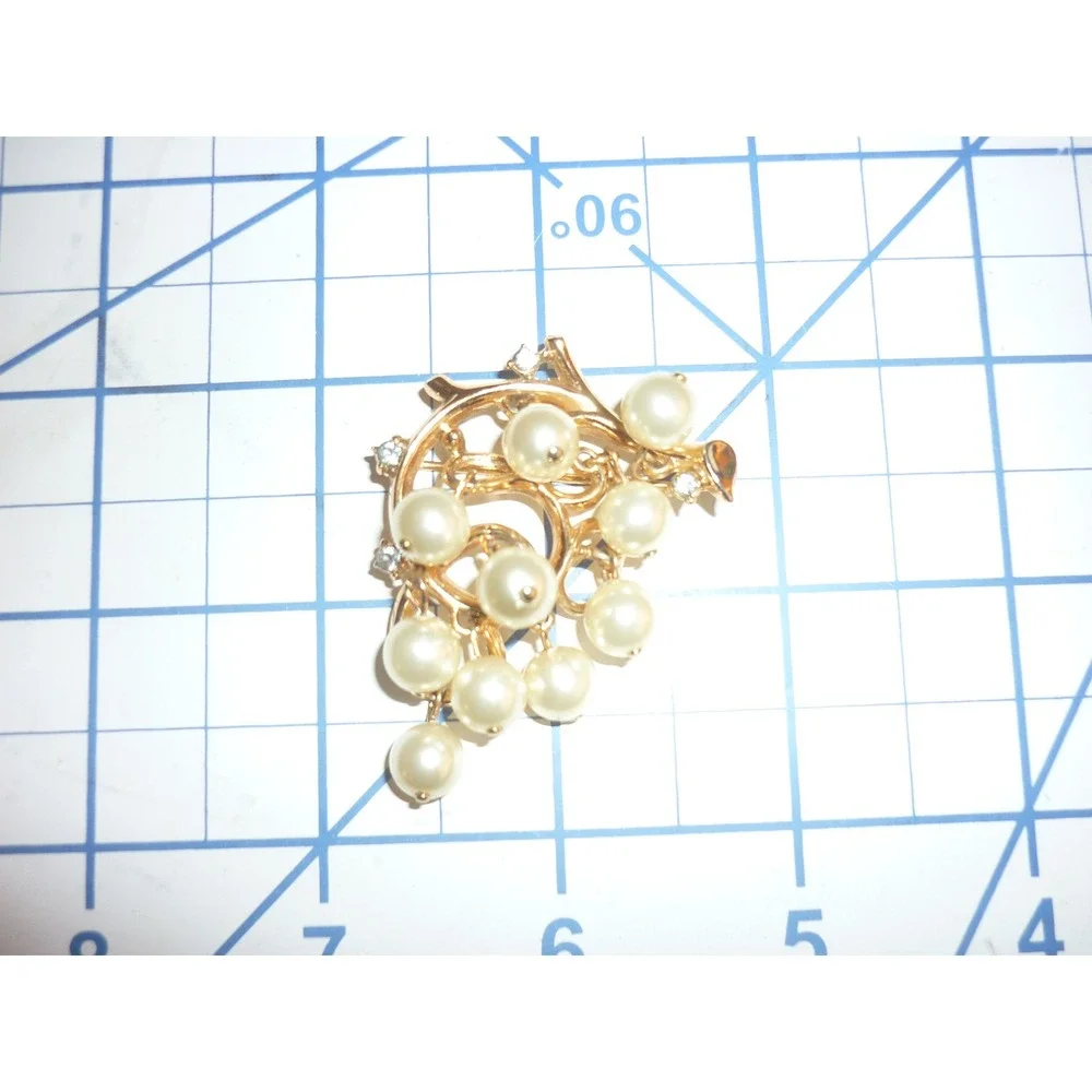 Crown Trifari Gold Tone Faux Pearl Rhinestone‎ Grape Cluster Brooch Pin